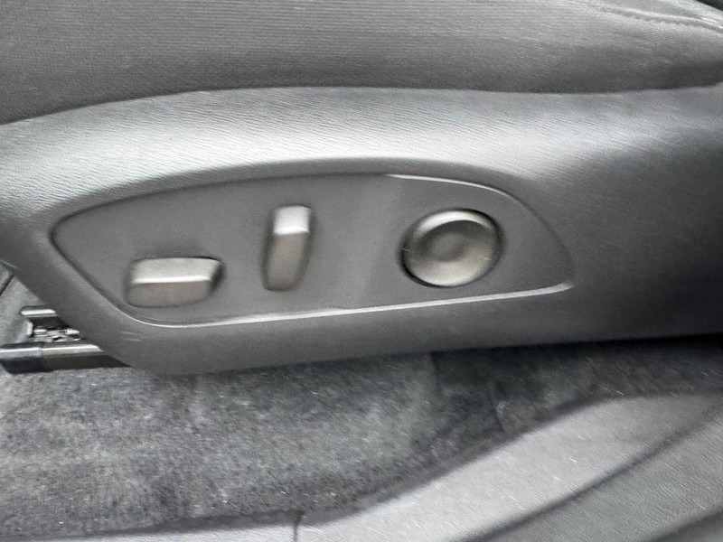 GMC Acadia Vehicle Full-screen Gallery Image 17