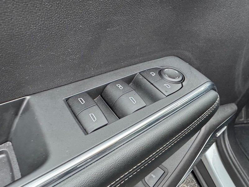 GMC Acadia Vehicle Full-screen Gallery Image 18