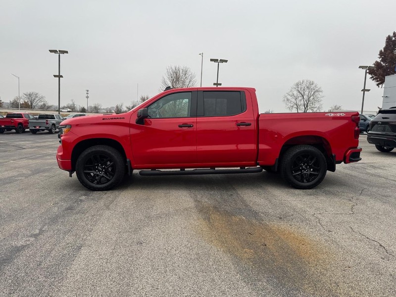 Chevrolet Silverado 1500 Vehicle Full-screen Gallery Image 2