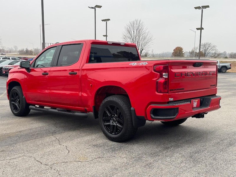 Chevrolet Silverado 1500 Vehicle Full-screen Gallery Image 3
