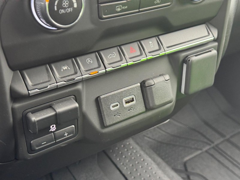 Chevrolet Silverado 1500 Vehicle Full-screen Gallery Image 14