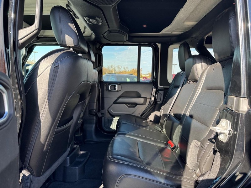 Jeep Wrangler Vehicle Full-screen Gallery Image 10