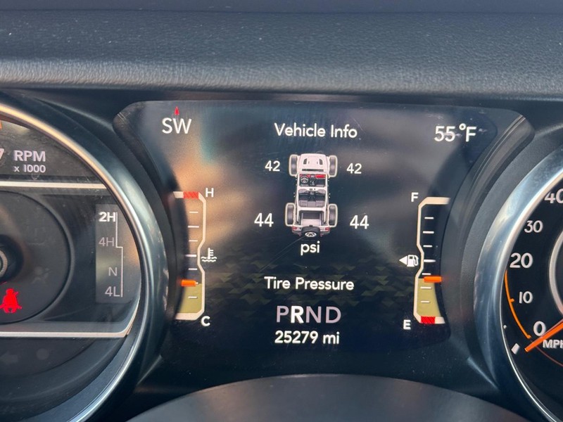 Jeep Wrangler Vehicle Full-screen Gallery Image 23