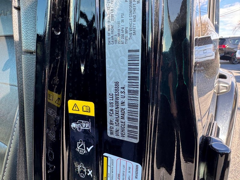 Jeep Wrangler Vehicle Full-screen Gallery Image 24