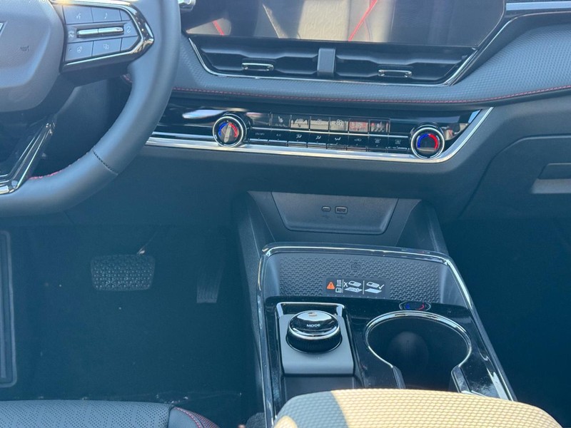 Chevrolet Equinox Vehicle Full-screen Gallery Image 10