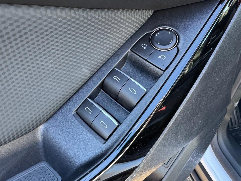 Chevrolet Equinox Vehicle Full-screen Gallery Image 13