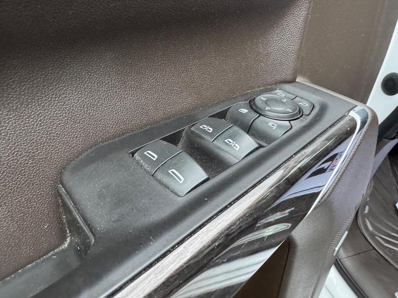 Chevrolet Silverado 1500 Vehicle Full-screen Gallery Image 16