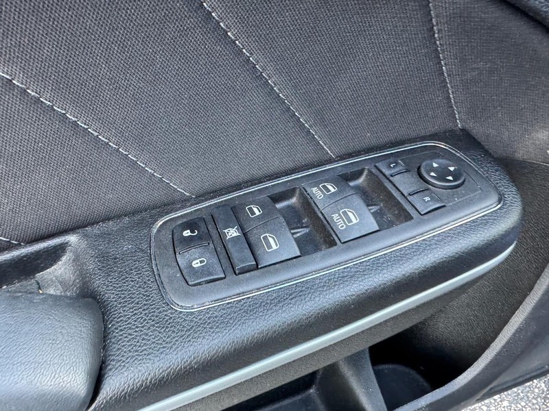 Dodge Charger Vehicle Full-screen Gallery Image 16