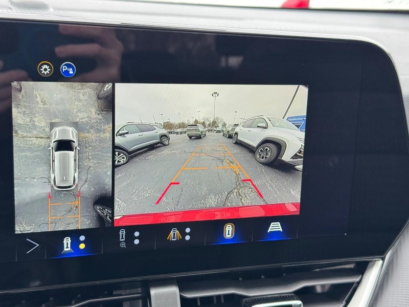 Chevrolet Equinox Vehicle Full-screen Gallery Image 17