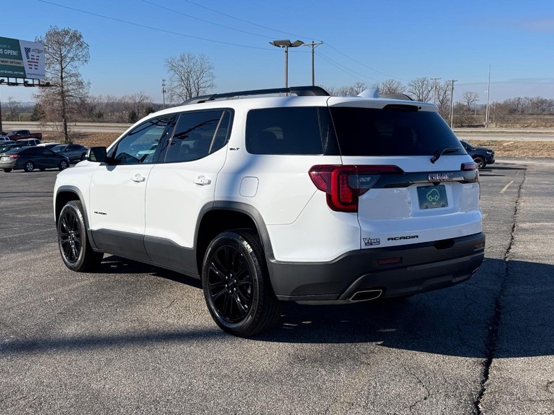 GMC Acadia Vehicle Full-screen Gallery Image 3