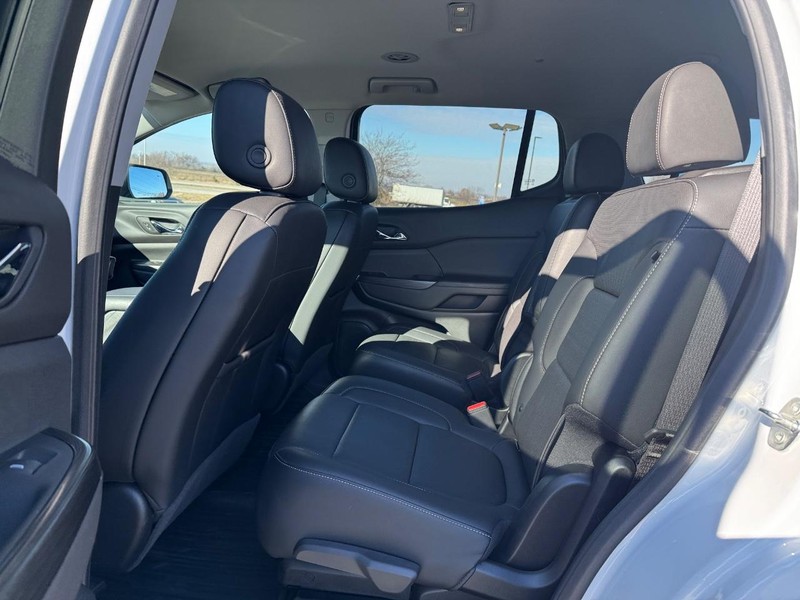 GMC Acadia Vehicle Full-screen Gallery Image 10