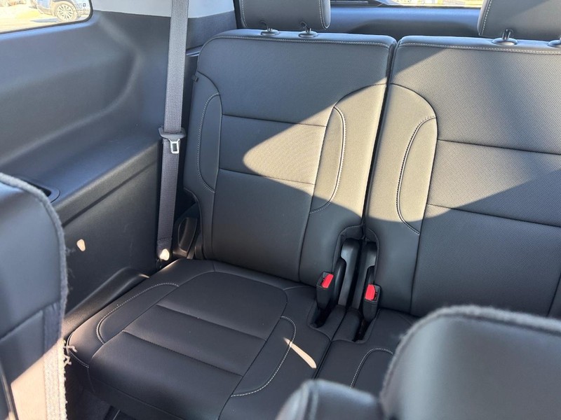 GMC Acadia Vehicle Full-screen Gallery Image 11