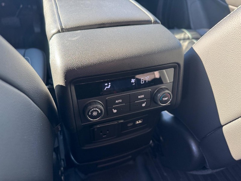 GMC Acadia Vehicle Full-screen Gallery Image 12