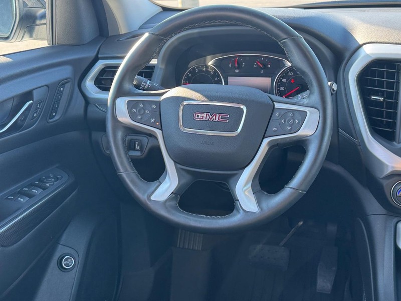 GMC Acadia Vehicle Full-screen Gallery Image 14