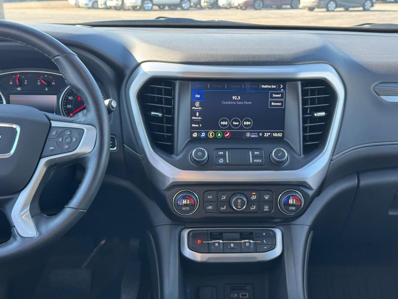 GMC Acadia Vehicle Full-screen Gallery Image 15