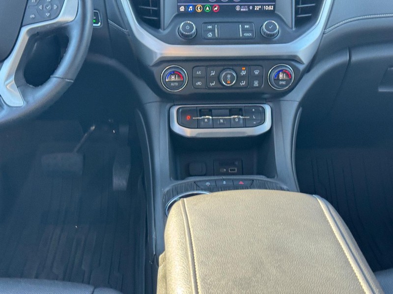 GMC Acadia Vehicle Full-screen Gallery Image 16