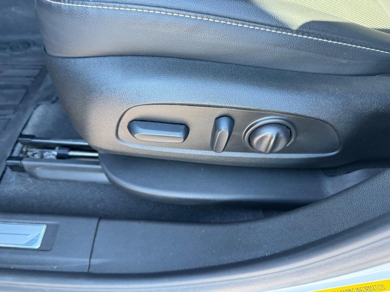 GMC Acadia Vehicle Full-screen Gallery Image 17