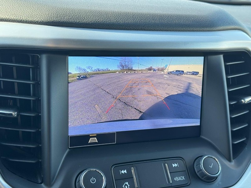 GMC Acadia Vehicle Full-screen Gallery Image 24