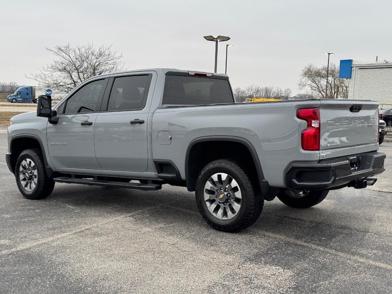 Chevrolet Silverado 2500HD Vehicle Full-screen Gallery Image 3