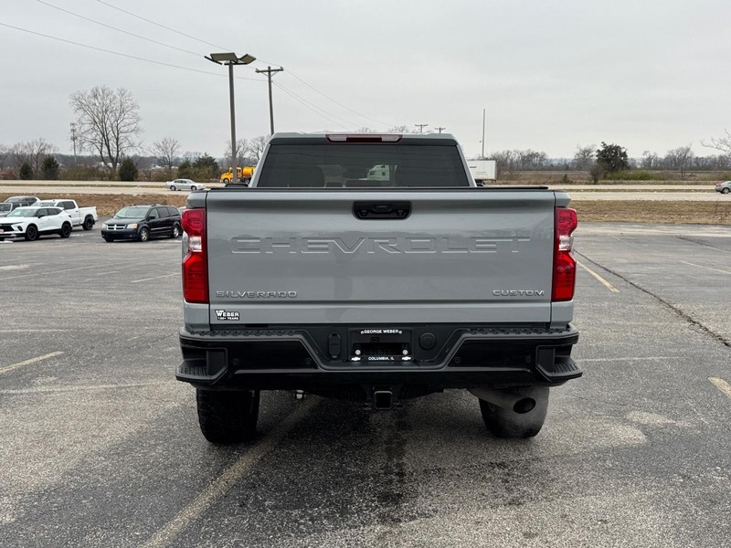 Chevrolet Silverado 2500HD Vehicle Full-screen Gallery Image 4