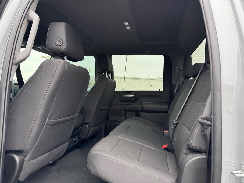 Chevrolet Silverado 2500HD Vehicle Full-screen Gallery Image 11