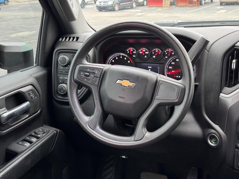 Chevrolet Silverado 2500HD Vehicle Full-screen Gallery Image 12