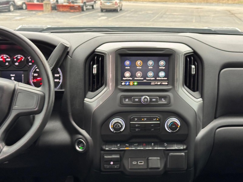 Chevrolet Silverado 2500HD Vehicle Full-screen Gallery Image 13