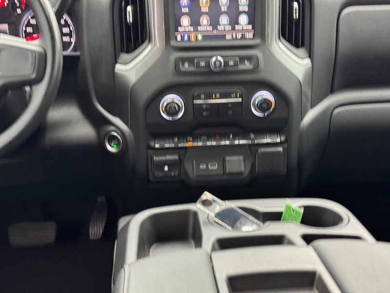 Chevrolet Silverado 2500HD Vehicle Full-screen Gallery Image 14