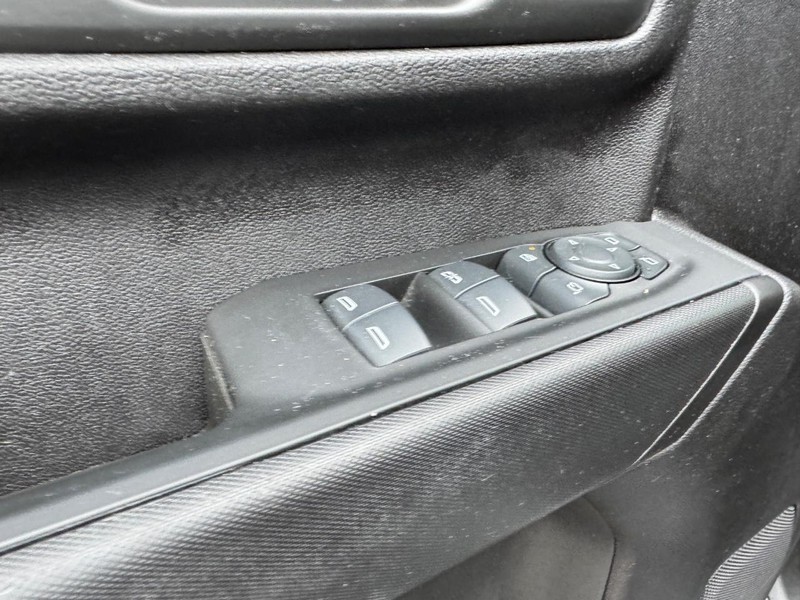 Chevrolet Silverado 2500HD Vehicle Full-screen Gallery Image 16