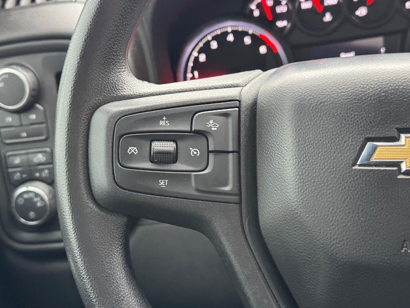 Chevrolet Silverado 2500HD Vehicle Full-screen Gallery Image 18