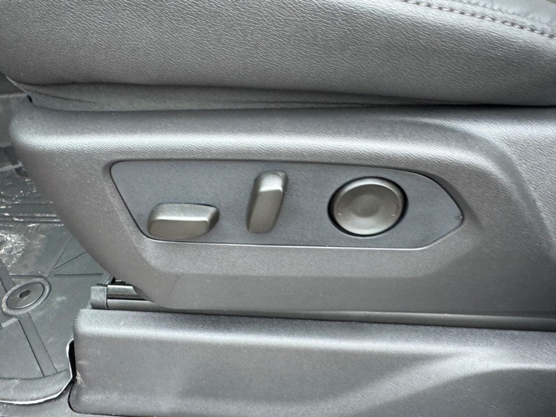 Chevrolet Silverado 2500HD Vehicle Full-screen Gallery Image 10