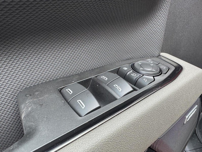 Chevrolet Silverado 2500HD Vehicle Full-screen Gallery Image 11