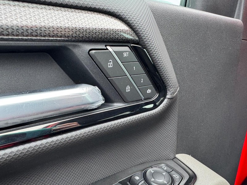 Chevrolet Silverado 2500HD Vehicle Full-screen Gallery Image 12