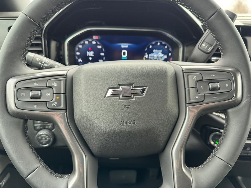 Chevrolet Silverado 2500HD Vehicle Full-screen Gallery Image 13