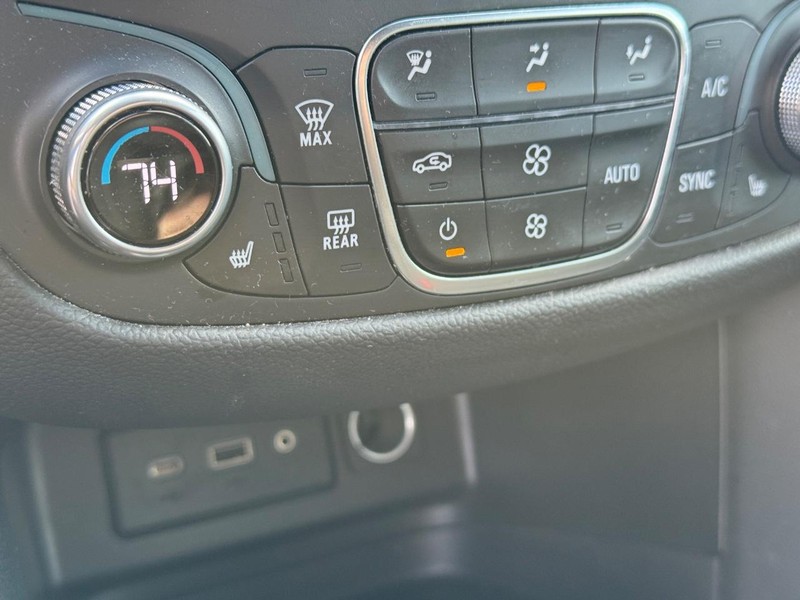 Chevrolet Equinox Vehicle Full-screen Gallery Image 18