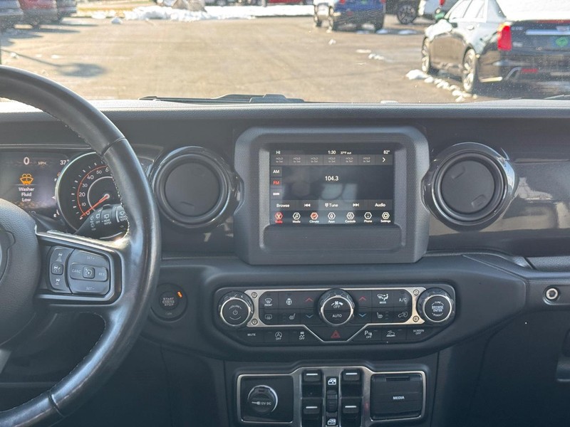 Jeep Wrangler Vehicle Full-screen Gallery Image 13