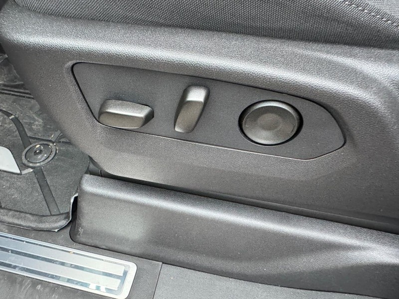 Chevrolet Silverado 1500 Vehicle Full-screen Gallery Image 9