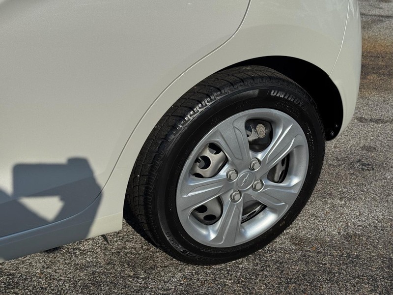 Chevrolet Spark Vehicle Full-screen Gallery Image 9