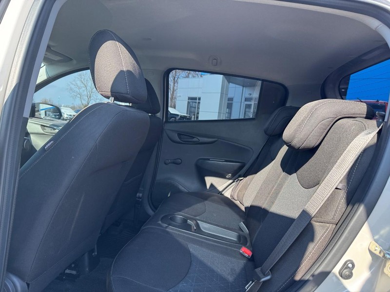 Chevrolet Spark Vehicle Full-screen Gallery Image 10