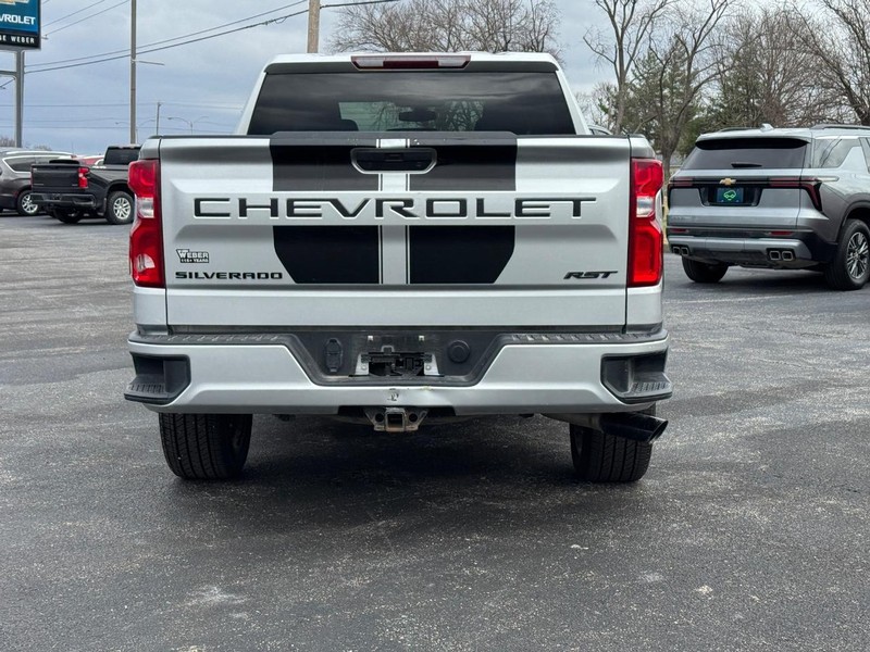 Chevrolet Silverado 1500 Vehicle Full-screen Gallery Image 4