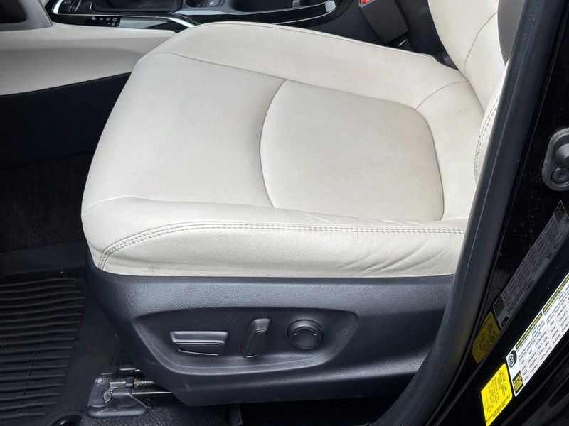 Toyota Corolla Cross Vehicle Full-screen Gallery Image 24