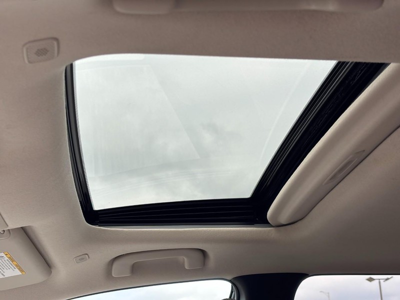 Toyota Corolla Cross Vehicle Full-screen Gallery Image 25