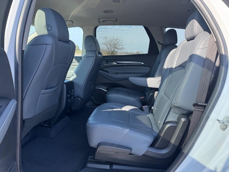 Buick Enclave Vehicle Full-screen Gallery Image 10