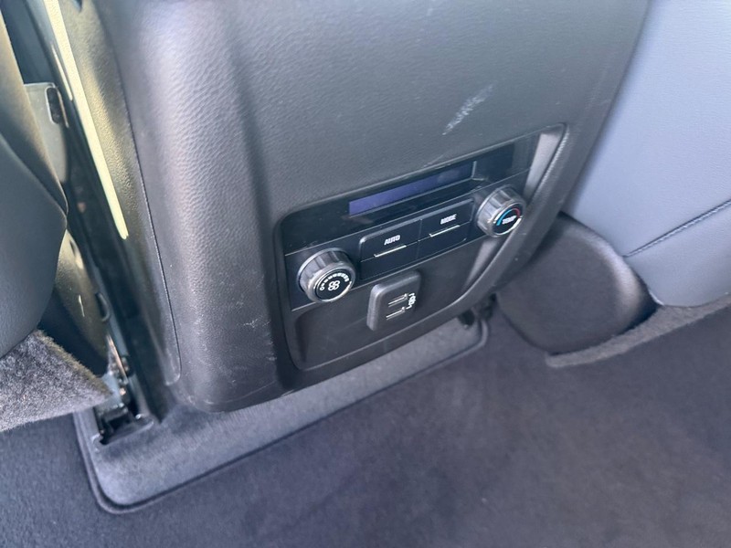 Buick Enclave Vehicle Full-screen Gallery Image 12