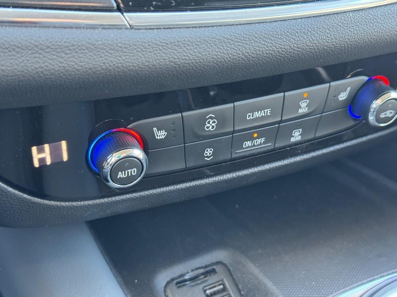 Buick Enclave Vehicle Full-screen Gallery Image 22