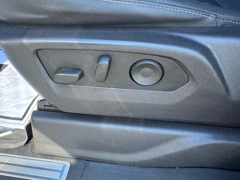 Chevrolet Silverado 1500 Vehicle Full-screen Gallery Image 16