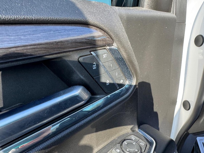 Chevrolet Silverado 1500 Vehicle Full-screen Gallery Image 18