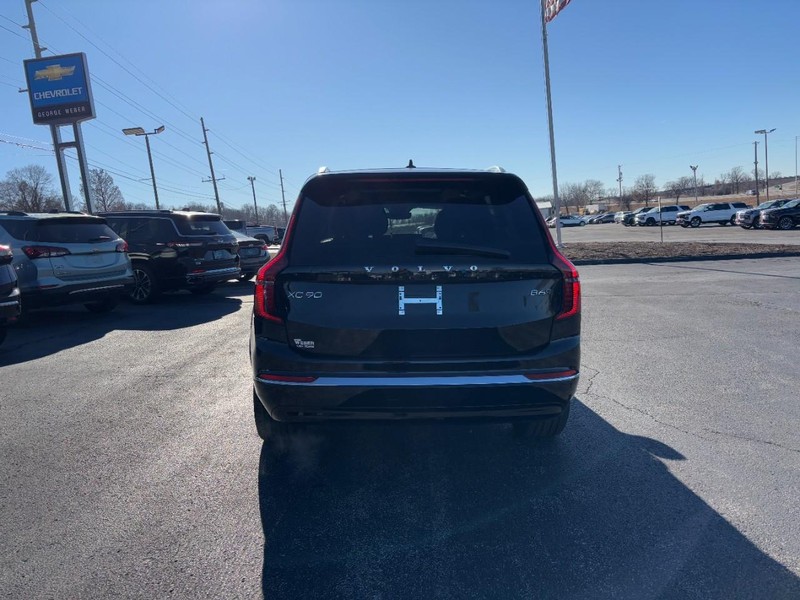 Volvo XC90 Vehicle Full-screen Gallery Image 4