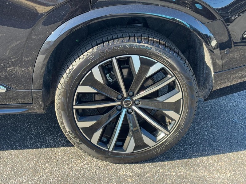 Volvo XC90 Vehicle Full-screen Gallery Image 8