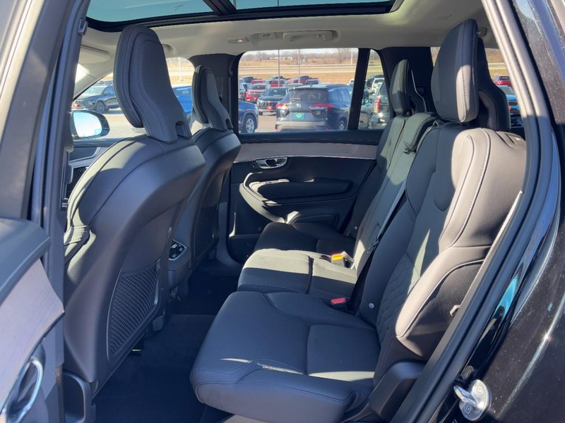 Volvo XC90 Vehicle Full-screen Gallery Image 10